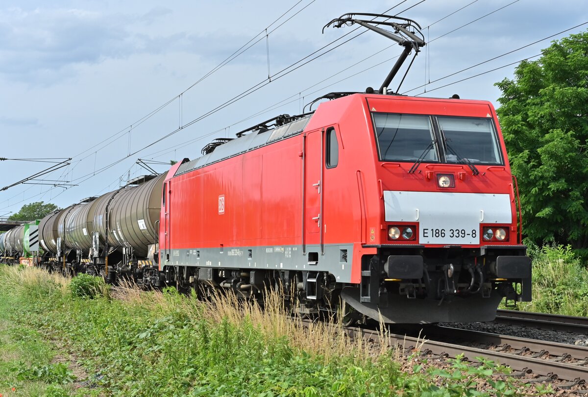 Mit einem Öler gen Ludwigshafen ist die E 186 339-8 aus Richtung Sulzbach gen Weinheim Hbf gefahren. Sonntag 27.6.2021