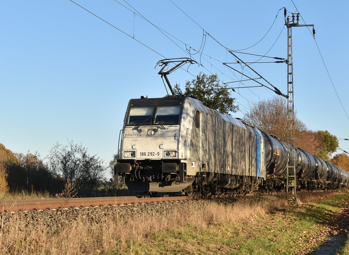 Mit einem Öler kommt die 186 292-9 bei Boisheim vor mein Objektiv und wird am Sonntag den 18.11.2018 von mir auf der SD-Karte abgelegt. 