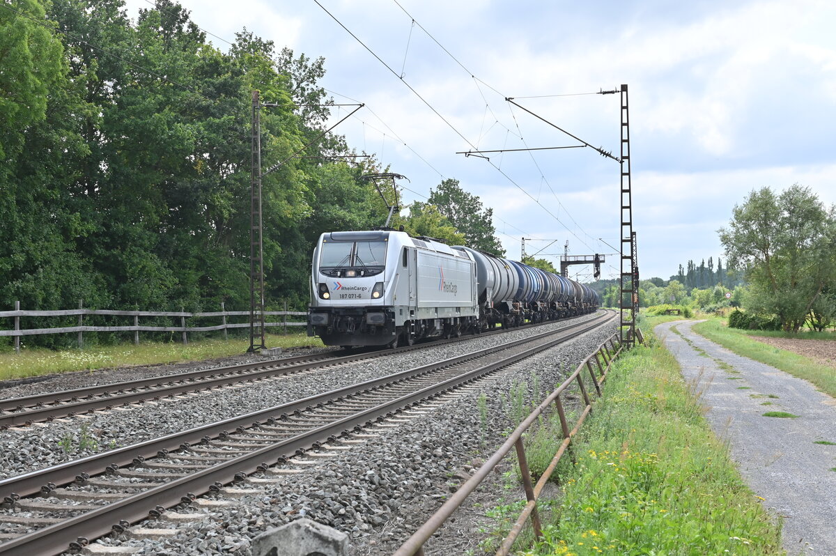 Mit einem Öler kommt 187 071-6 von RHC durch Thüngersheim mainabwärts gefahren. 24.8.2021