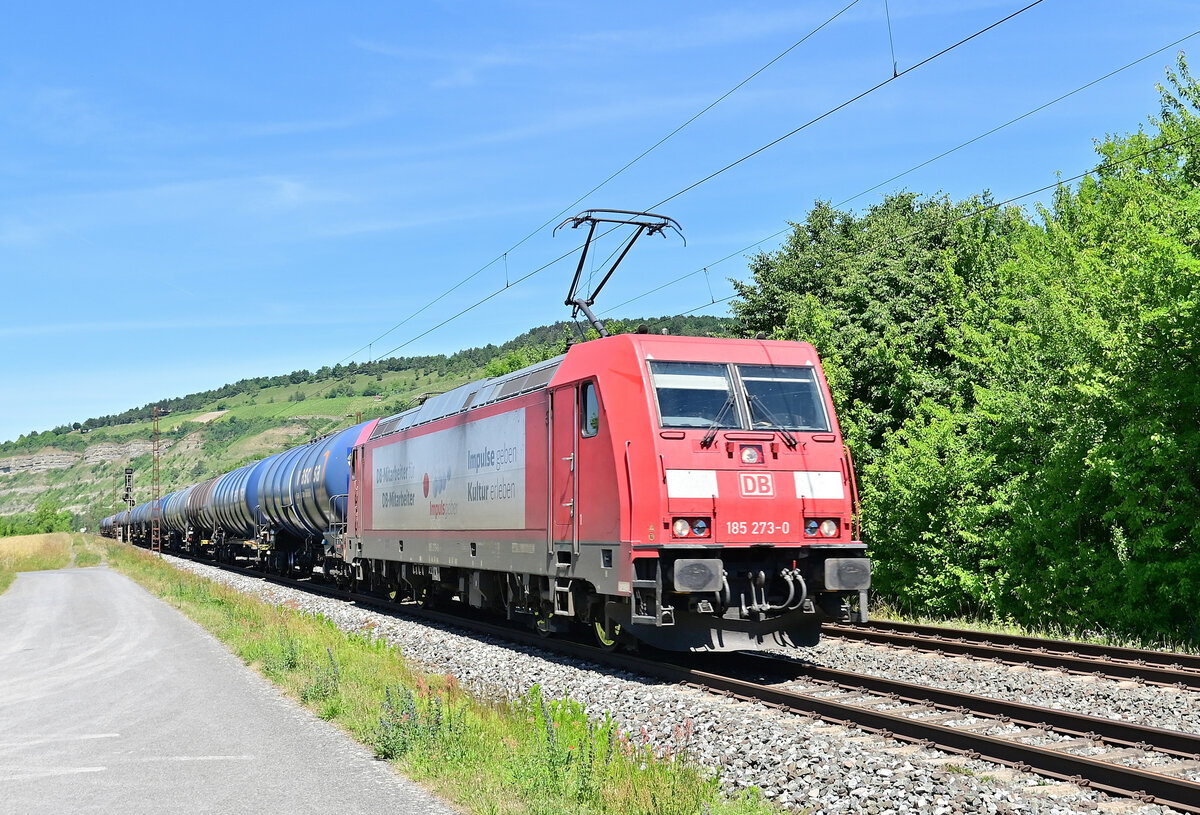 Mit einem Ölzug am Haken kommt die DBC 185 273-0 bei Thüngersheim in Richtung Würzburg gefahren.14.6.2022