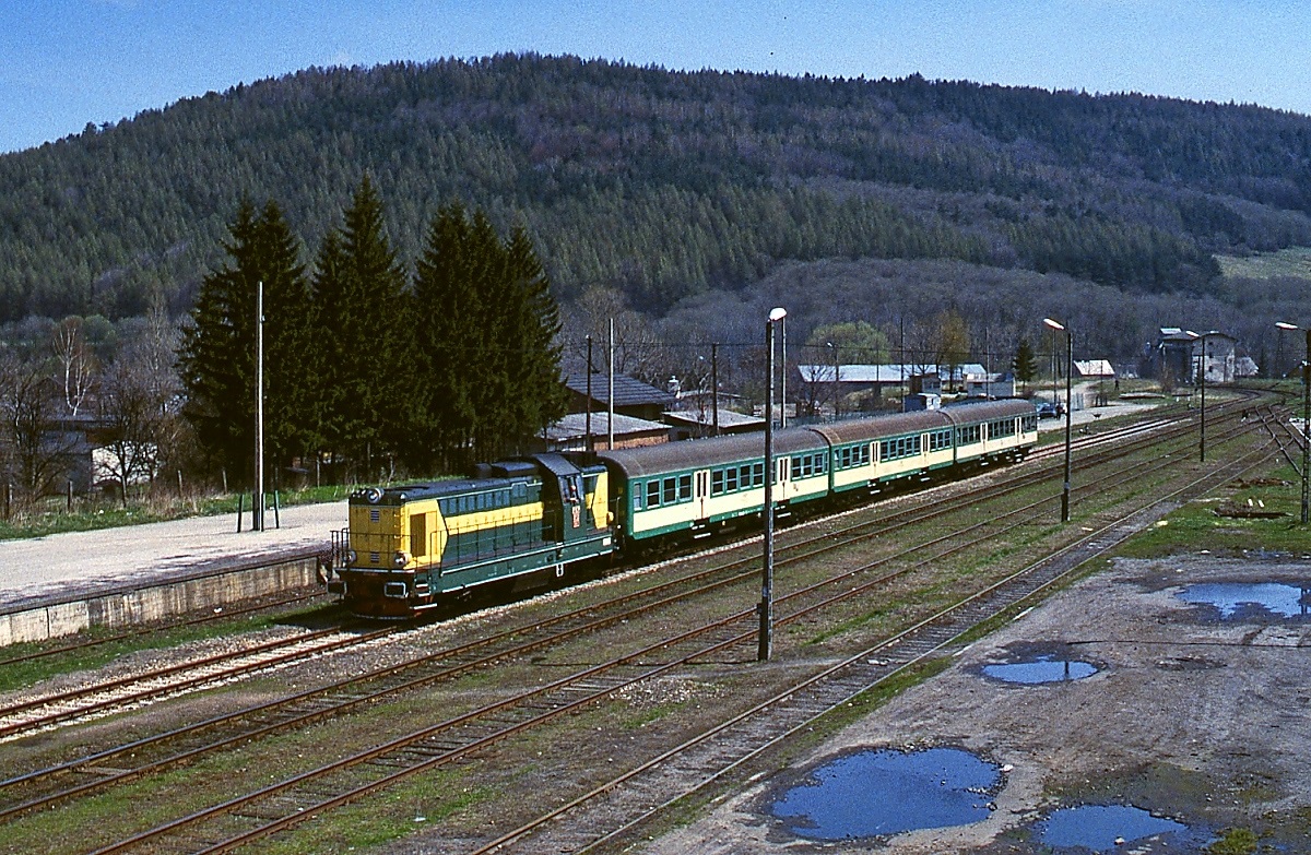 Mit einem Personenzug aus Kroscienko trifft eine unbekannte SP32 im April 1998 in Ustrzyki Dolne ein. Diese 1872 eröffnete Strecke durch die Beskiden ist Bestandteil der Galizischen Transversalbahn. Durch die Grenzziehung nach dem 2. Weltkrieg wurde das etwa 8 km von Ustrzyki Dolne entfernt liegende Kroscienko zum Grenzbahnhof zur Sowjetunion (heute Ukraine). Auf sowjetischer Seite wurde die Strecke umgespurt (1524 mm), für den polnischen Korridorverkehr nach Przemysl verblieb aber ein Normalspurgleis. Zwar endete der grenzüberschreitende Verkehr 2010, wegen der Flüchtlingsströme nach dem Ausbruch des Ukraine-Krieges wurde die Strecke Ende Februar 2022 allerdings wieder hergerichtet.