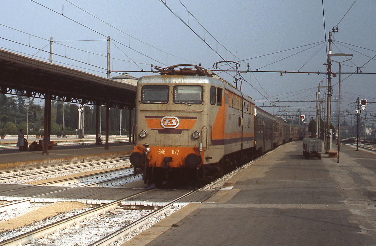 Mit einem Personenzug fährt E 646.077 im September 1986 in den Bahnhof Verona ein