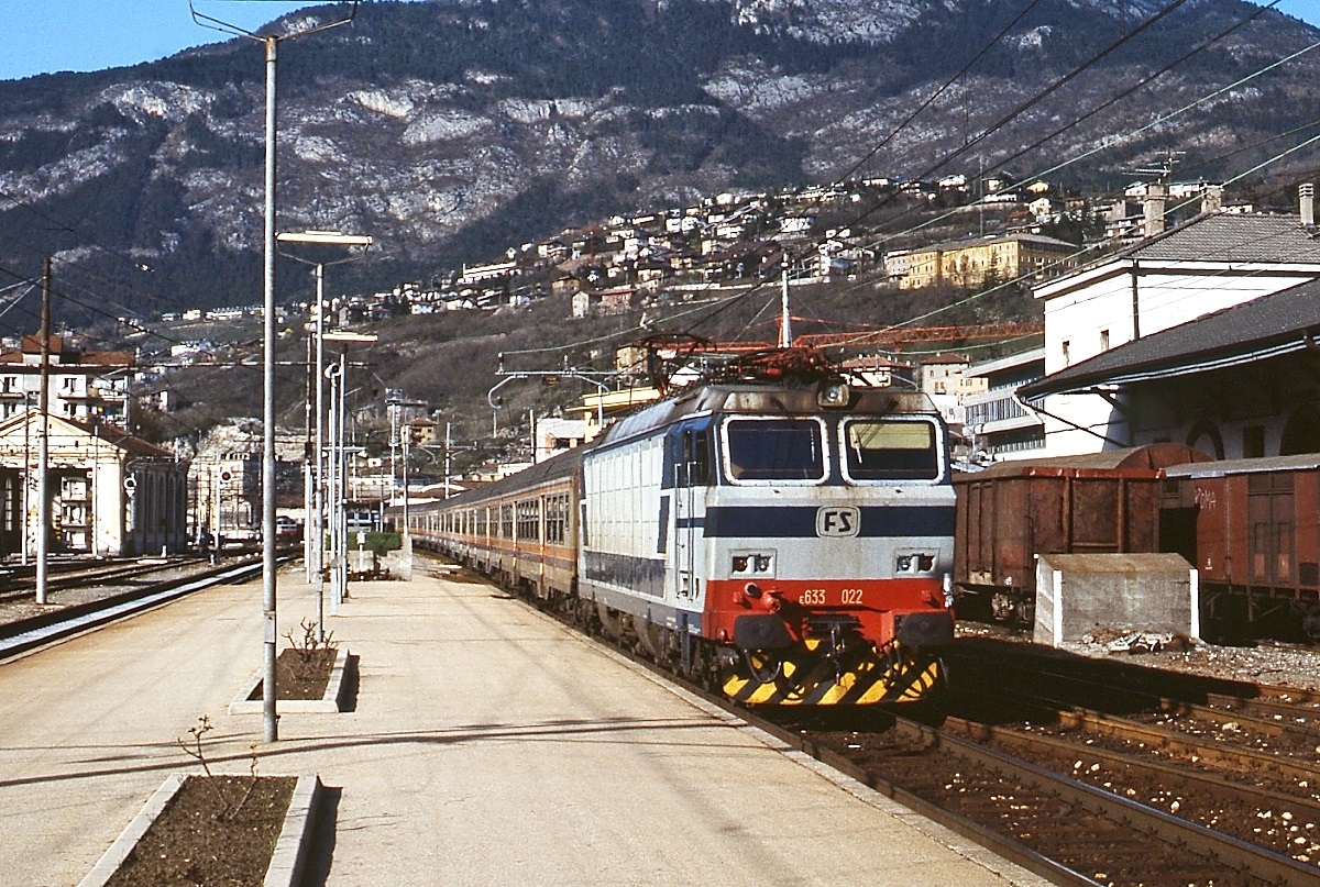 Mit einem Personenzug kommt E 633 022 im April 1985 in Trento an