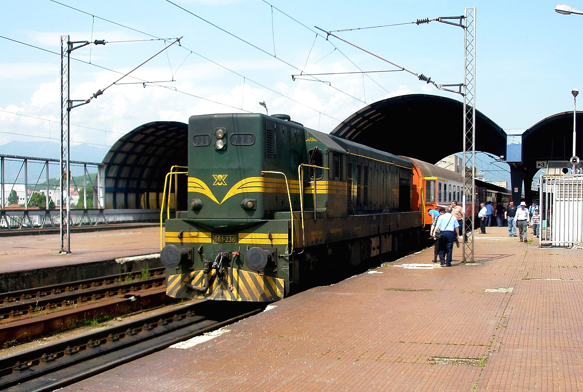 Mit einem Personenzug nach Kicevo steht 661-236 der MZ am 14.05.2009 abfahrbereit im Bahnhof Skopje