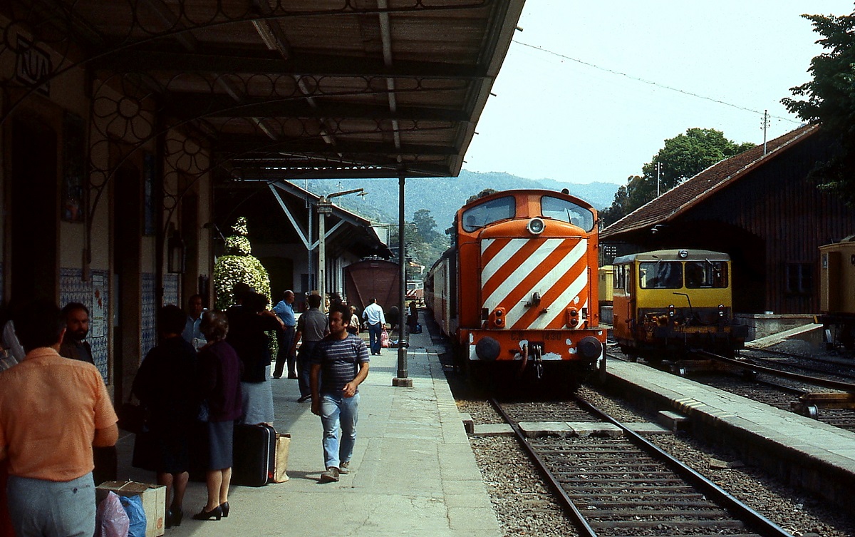 Mit einem Personenzug nach Porto fährt CP 1430, ein SOREFAMA-Lizenzbau einer English Electric-Konstruktion, am 27.04.1984 in Tua ein