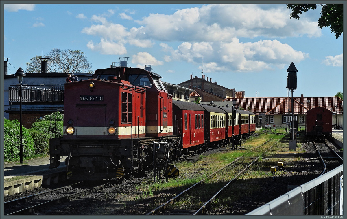 Mit einem Personenzug nach Schierke wartet 199 861-6 der HSB am 24.05.2021 im Bahnhof Wernigerode auf die Abfahrt. Aufgrund der Corona-Pandemie fuhren an diesem Tag nur zwei Zugpaare zwischen Wernigerode und Schierke.