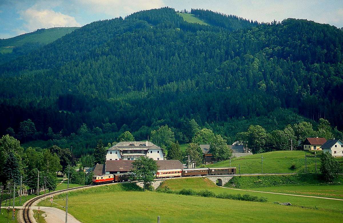 Mit einem Personenzug nach St. Pölten erreicht eine unbekannte 1099 im Juli 1991 den Bahnhof Wienerbruck