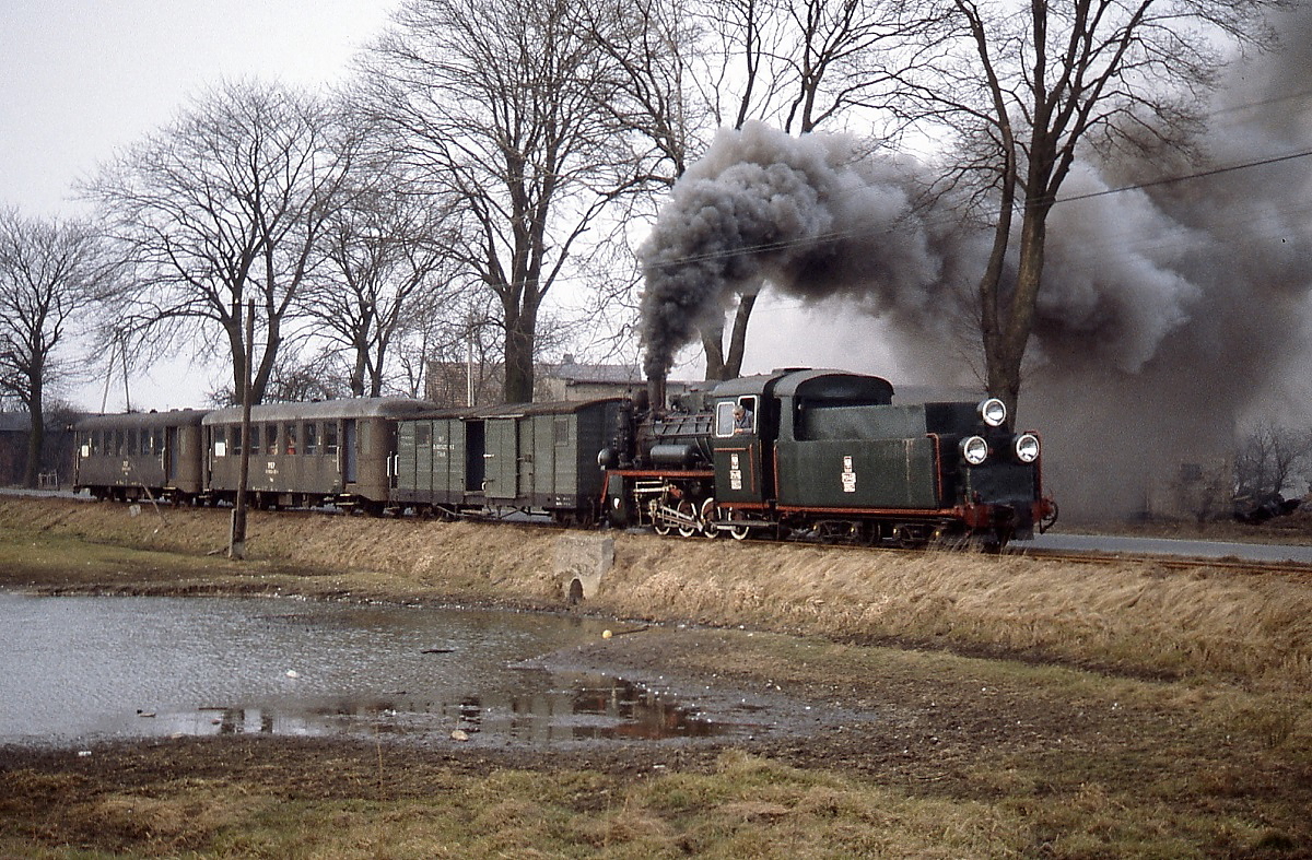 Mit einem Personenzug ist Px 48-1902 im Februar 1989 auf der Schmalspurbahn von Nowy Tomysl nach Opalenica unterwegs