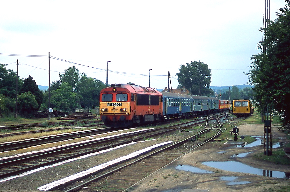Mit einem Personenzug von Veszprem nach Györ und einer angehängten Bzmot-Garnitur fährt M41 2204 am 09.06.2011 in Veszpremvarsany ein