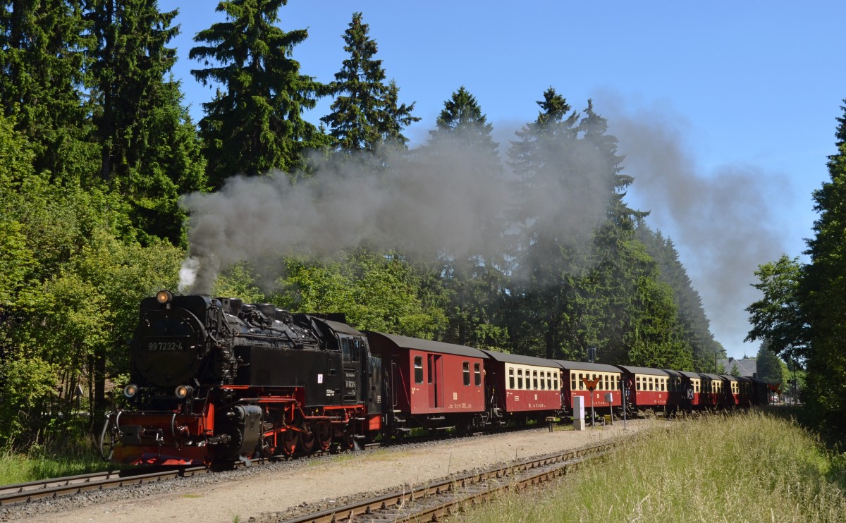 Mit einem Personenzug von Wernigerode hinauf zum Brocken schnauft 99 7232 am 01.07.15 aus dem Bahnhof Drei-Annen-Hohne hinaus.