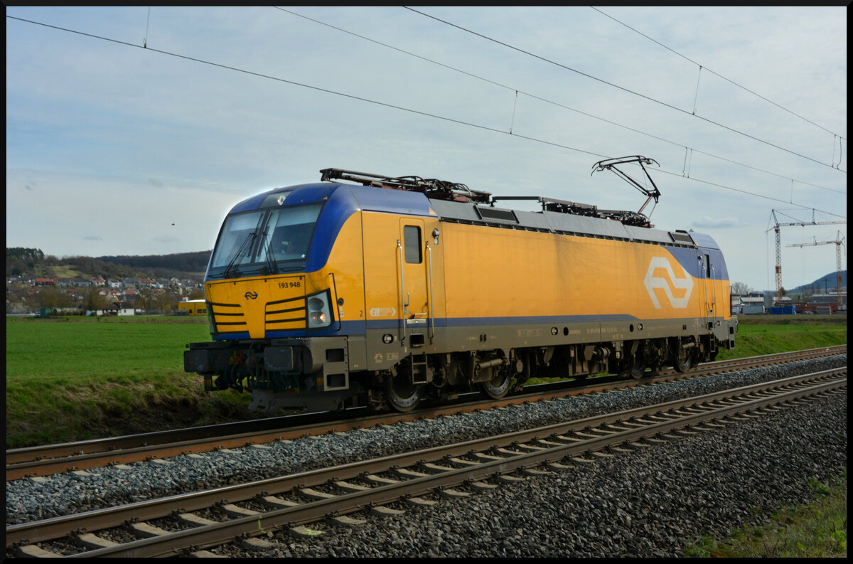 Mit einem Pfiff grüßend kam Nederlandse Spoorwegen (NS) 193 948 fernab ihrer Heimat am 14.03.2024 solo bei Retzbach im Maintal um die Kurve. Die Lok absolvierte an diesem Tag mehrere Personal-Schulungsfahrten zwischen Würzburg und Frankfurt/Main.