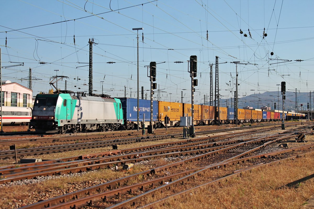 Mit einem  P&O -Containerzug nach Belgien fuhr am 18.10.2017 die ATLU/XRAIL E 186 349-7 durch den Badischen Bahnhof von Basel in Richutng Deutschland. (Fotostandpunkt von öffentlich zugänglichen Parkplatz)