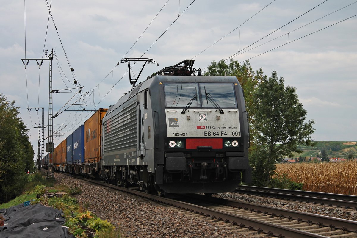 Mit einem  P&O -Containerzug nach Italien fuhr am 04.09.2018 die MRCE/SBBCI ES 64 F4-091 (189 991-3)  SBB Cargo International  nördlich von Müllheim (Baden) über die KBS 703 durchs Rheintal in Richtung Basel.