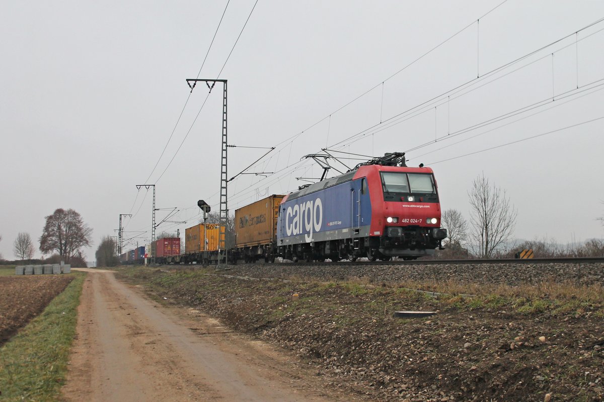 Mit einem  P&Q -Containerzug fuhr am 20.12.2016 die Re 482 024-7 bei Müllheim (Baden) auf der KBS 703 in Richtung Schweizer Grenze.