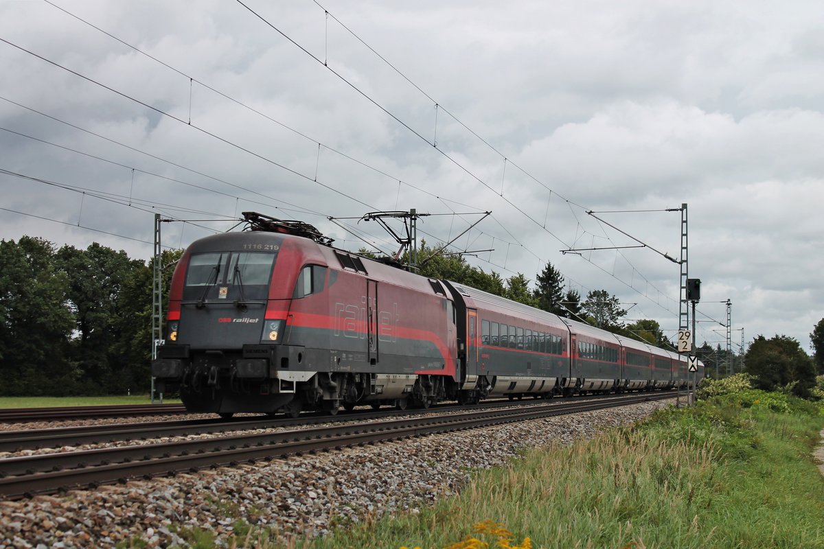Mit einem RailJet (Budapest keleti pu - München Hbf) fuhr am 12.09.2017 die 1116 219 südlich von Zorneding in Richtung Zielbahnhof, der nur noch wenige Kilometer entfernt war.