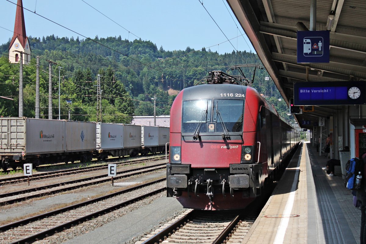 Mit einem RailJet nach Bregenz fuhr am Mittag des 02.07.2018 die 1116 224  durch den Bahnhof von Kufstein, von Deutschland kommend, in Richtung Innsbruck.