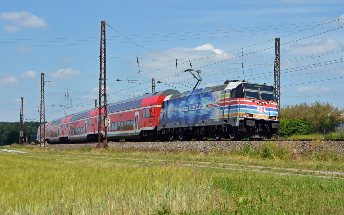 Mit einem RE von Frankfurt(M) nach Bamberg erreicht 146 247 am 14.06.17 in Kürze den Bahnhof Retzbach-Zellingen.