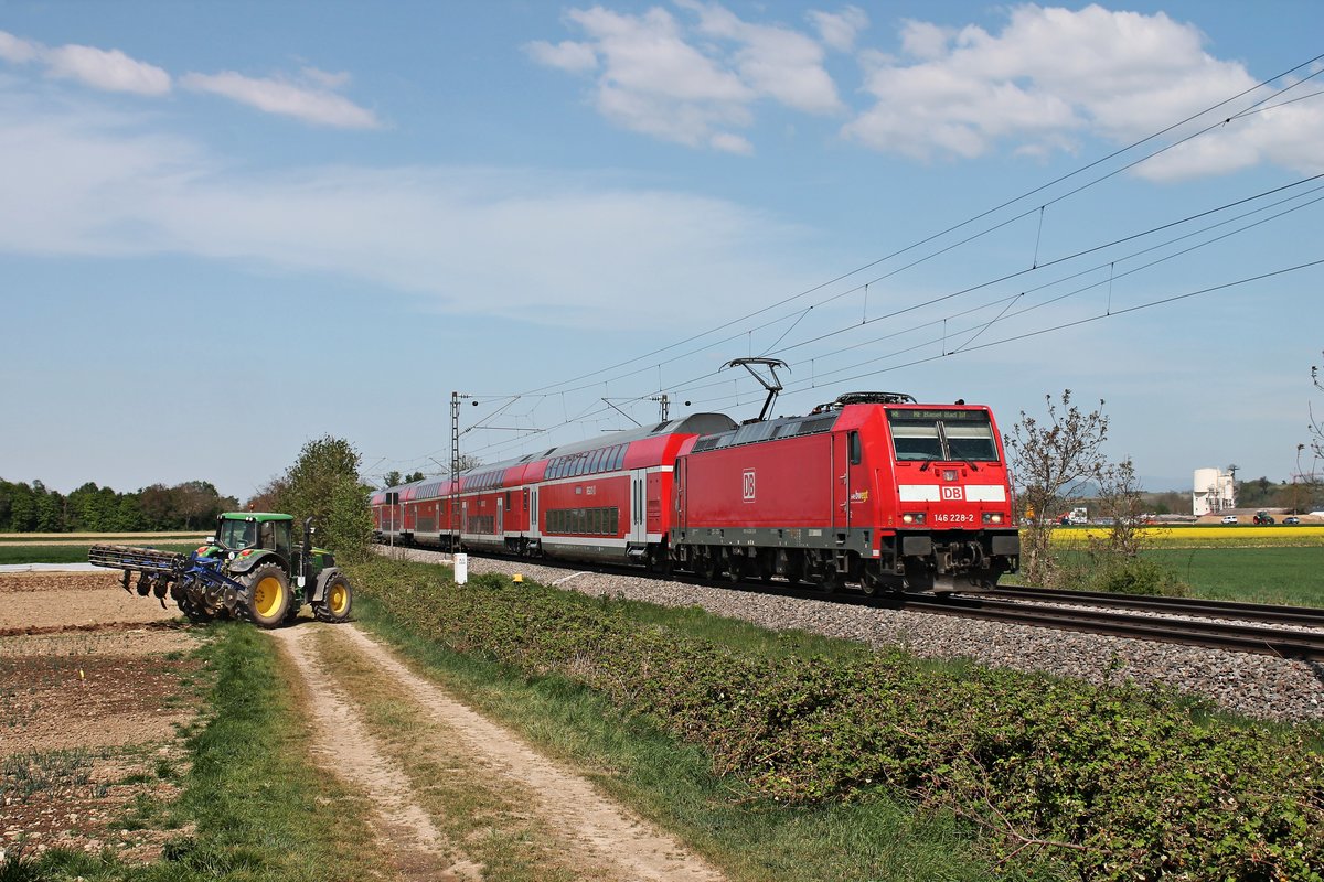Mit einem RE (Freiburg (Brsg) Hbf - Basel Bad Bf) fuhr am Nachmittag des 20.04.2020 die 146 228-2  St.Georgen  südlich von Buggingen über die Rheintalbahn in Richtung Müllheim (Baden), wo sie ihren nächsten Zwischenhalt einlegen wird.