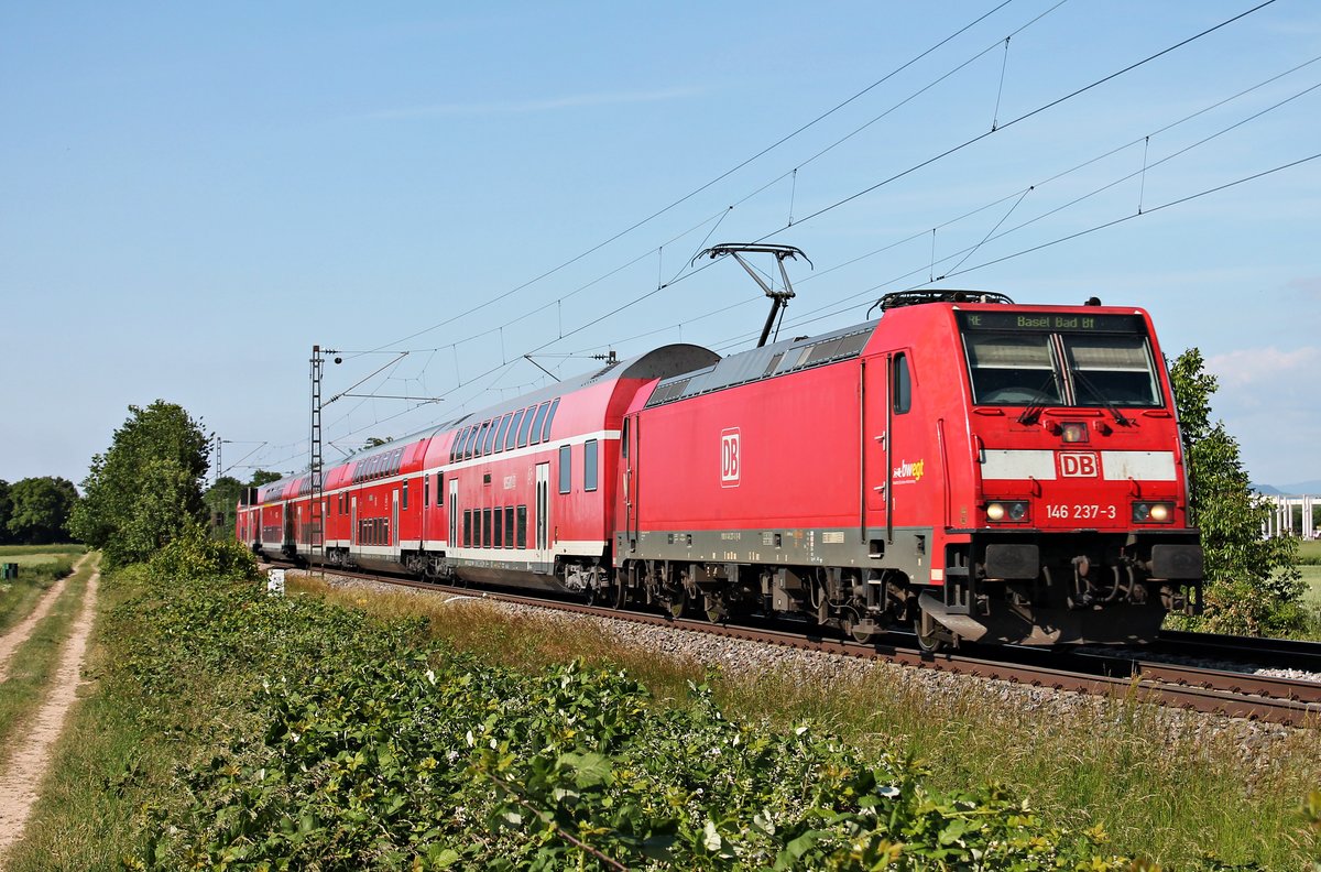 Mit einem RE (Freiburg (Brsg) Hbf - Basel Bad Bf) fuhr am späten Nachmittag des 26.05.2020 die 146 237-3  Karlsruhe  bei Buggingen über die Rheintalbahn in Richtung Müllheim (Baden).