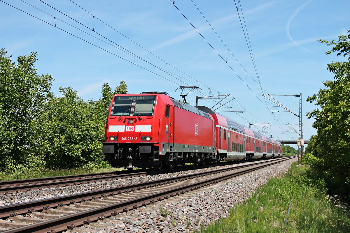 Mit einem RE (Freiburg (Brsg) Hbf - Basel Bad Bf) fuhr am Mittag des 26.05.2020 die Freiburger 146 233-2  Donaueschingen  bei Hügelheim über die Rheintalbahn in Richtung Müllheim (Baden).