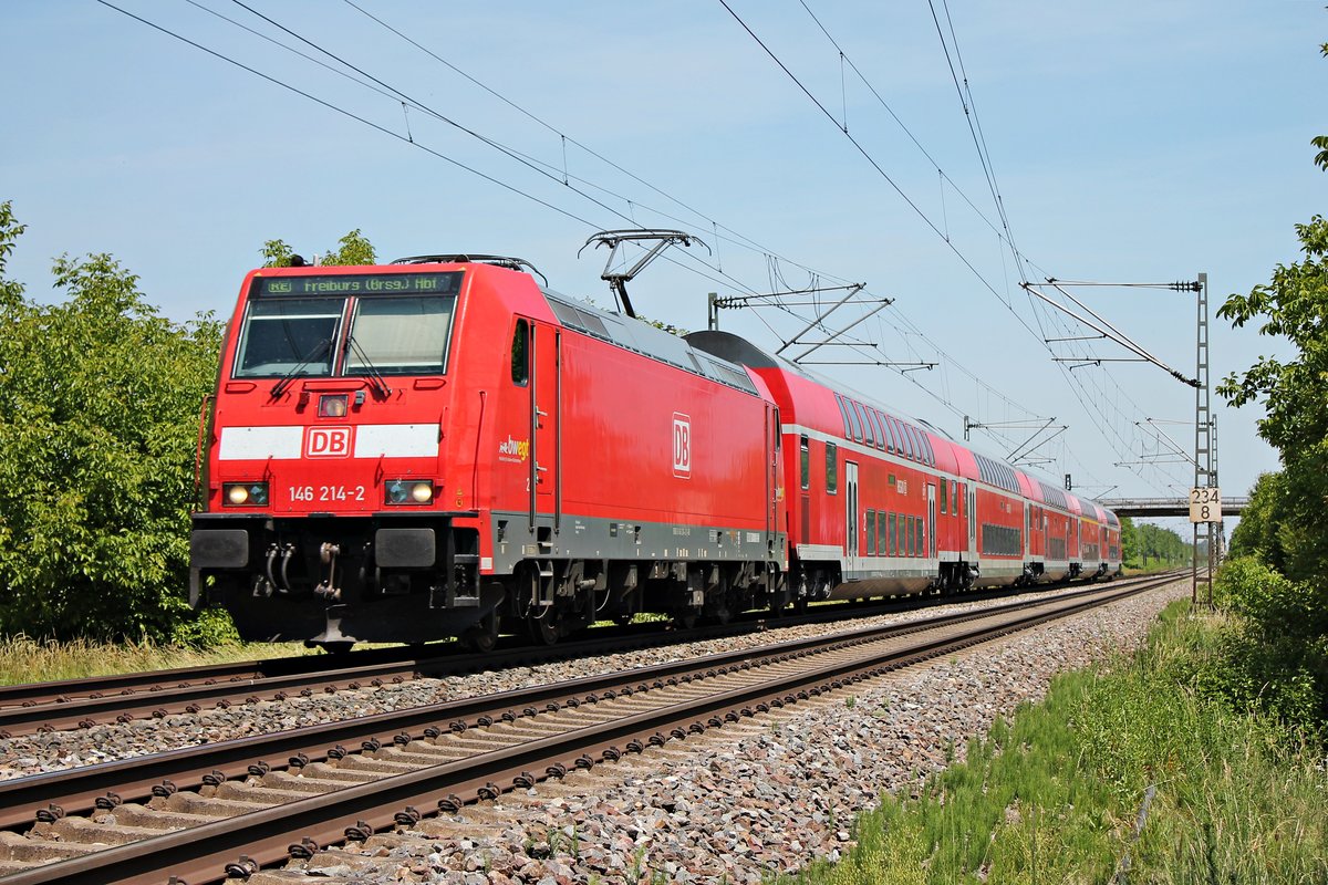 Mit einem RE (Freiburg (Brsg) Hbf - Basel Bad Bf) fuhr am Mittag des 02.06.2020 die 146 214-2 bei Hügelheim über die Rheintalbahn in Richtung Müllheim (Baden), wo sie ihren nächsten Zwischenhalt einlegen wird.