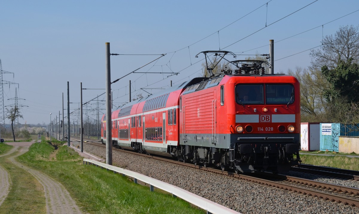 Mit einem RE von Halle(S) nach Magdeburg passiert 114 028 am 15.04.15 Braschwitz.