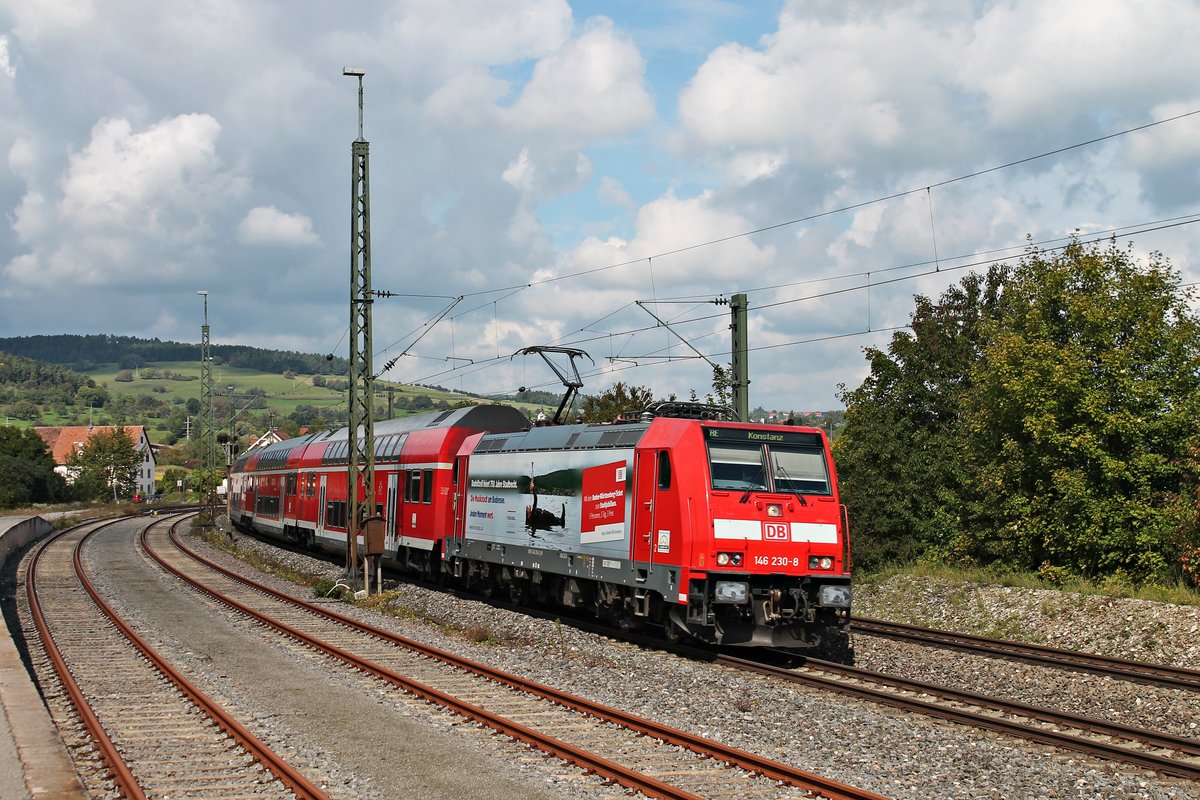 Mit einem RE (Karlsruhe Hbf - Konstanz) fuhr am Mittag des 20.09.2017 die 146 230-8   Radolfzell feiert 750 Jahre Stadtrecht  durch die Gleisanlagen von Welschingen-Neuhausen in Richtung Singen (Hohentwiel).
