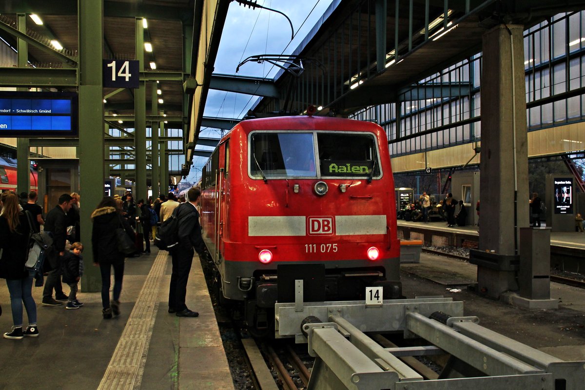 Mit einem RE nach Aalen stand am 06.11.2015 die 111 075 im Stuttgart Hbf und wird in kürze losfahren.