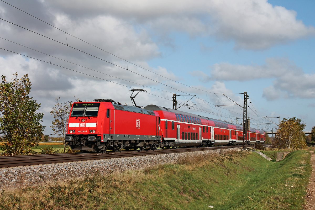 Mit einem RE nach Basel Bad Bf fuhr am Morgen des 30.10.2017 die 146 216-7 bei Hügelheim durchs Rheintal in Richtung Müllheim (Baden), wo sie ihren nächsten Zwischenhalt einlegte.