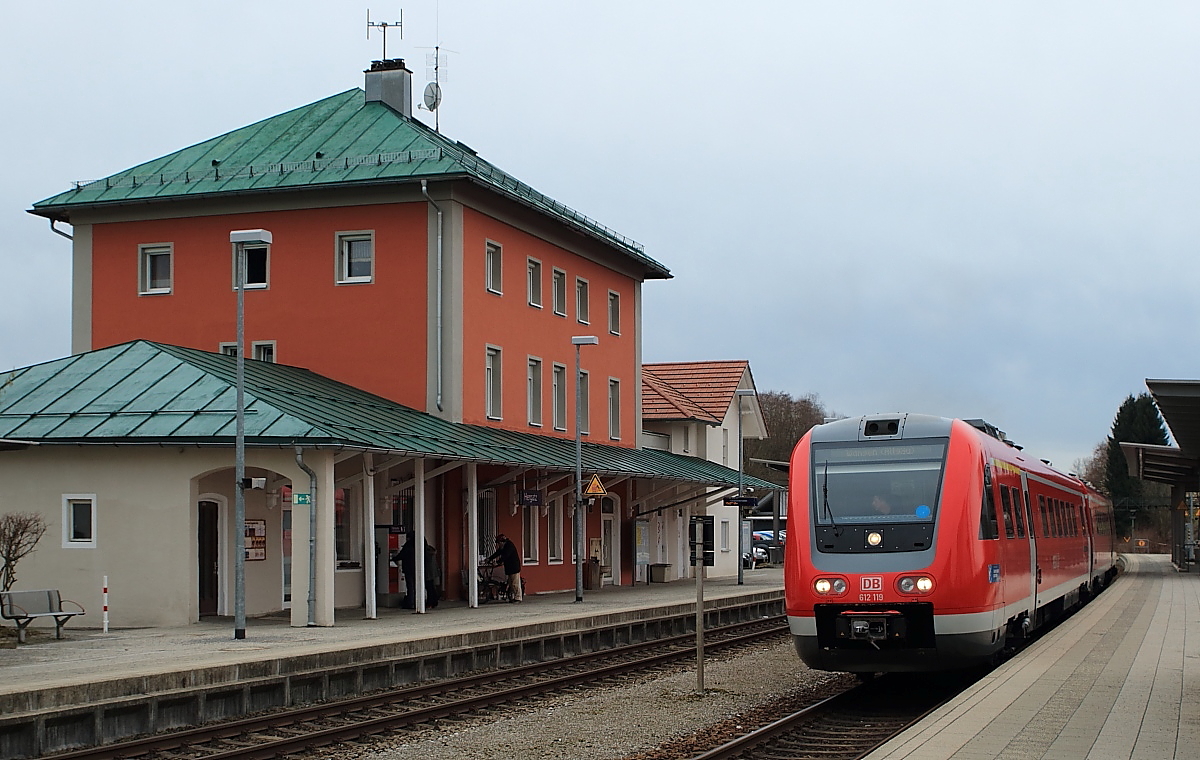Mit einem RE nach Wangen (Allgäu) fährt 612 119 am 15.03.2018 aus dem Bahnhof Hergatz aus. Das Bahnhofsgebäude repräsentiert den typischen Baustil, wie er an vielen Strecken der Bayerischen Staatsbahn zu finden ist.