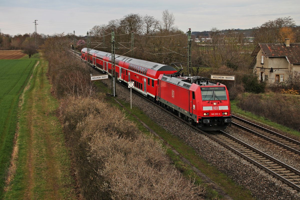 Mit einem RE (Offenburg - Basel SBB) fuhr am 30.03.2016 die Freiburger 146 232-4 aus dem Bahnhofsbereich von Müllheim (Baden) gen Auggen.