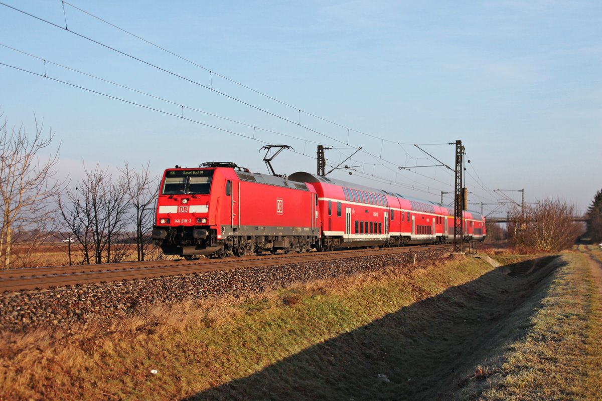 Mit einem RE (Offenburg - Basel Bad Bf) fuhr am 22.12.2016 die 146 218-3 bei Hügelheim und wird in Kürze den Bahnhof von Müllheim (Baden) erreichen.