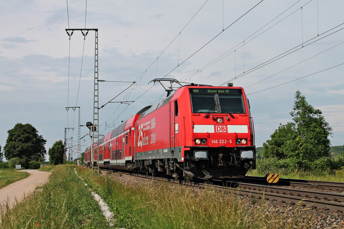 Mit einem RE (Offenburg - Basel Bad Bf) wird am 02.06.2017 in Kürze die Freiburger 146 222-5  25 Jahre RAB  ihren nächsten Zwischenhalt in MKüllheim (Baden), als sie an den nördlichen Einfahrtsignalen vorbei fuhr.