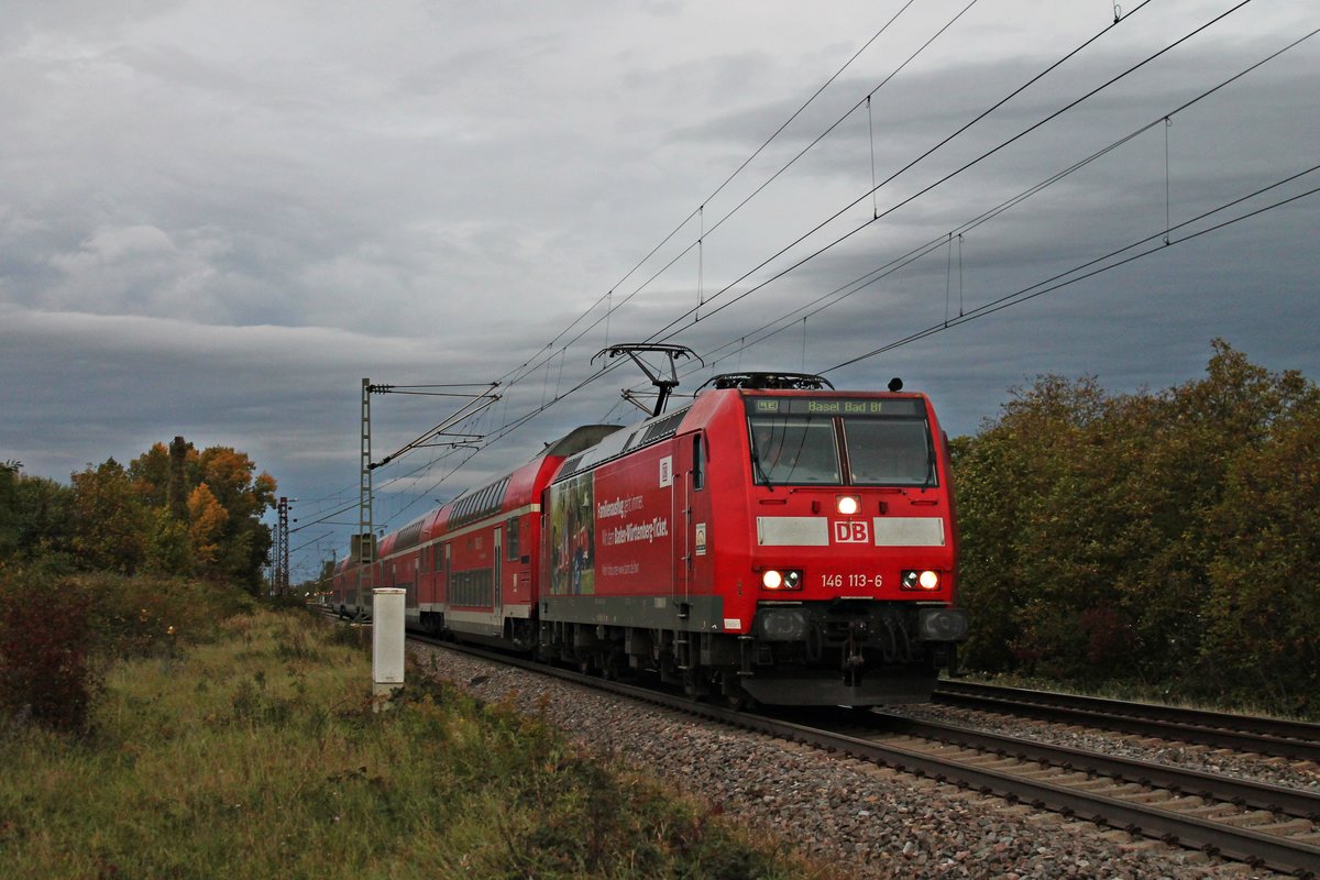 Mit einem RE (Offenburg - Basel Bad Bf) fuhr am Abend des 05.10.2017 die 146 113-6  Familienausflug geht immer. Mit dem Baden-Württemberg-Ticket. / Ortenaukreis  bei Buggingen in Richtung Müllheim (Baden), wo sie ihren nächsten Zwischenhalt hatte.