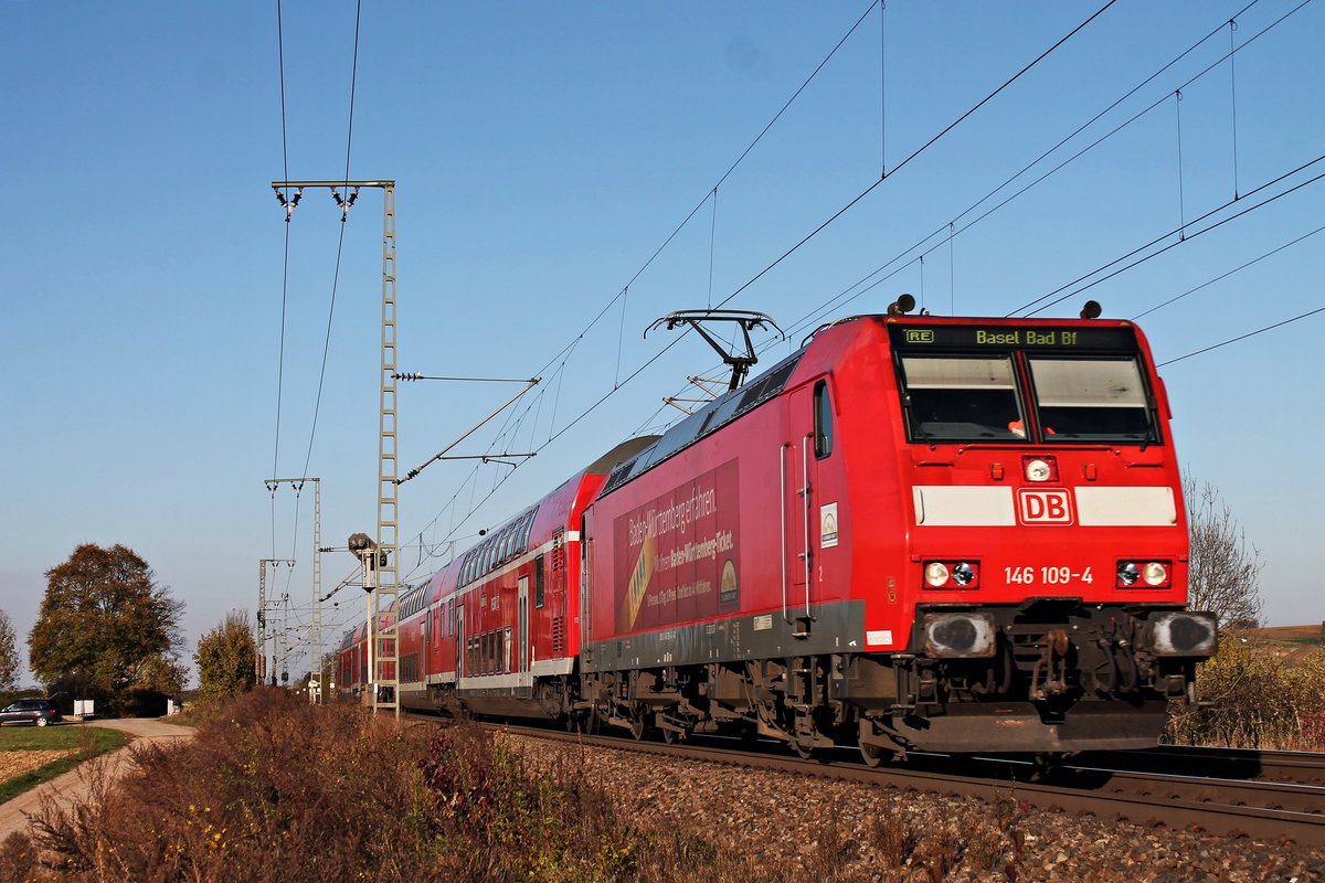 Mit einem RE (Offenburg - Basel Bad Bf) fuhr am 31.10.2017 die 146 109-4  Baden Württemberg erfahren/Lahr (Schwarzw)  nördlich von Müllheim (Baden) in Richtung Bahnsteig, um dort einen Zwischenhalt einzulegen.