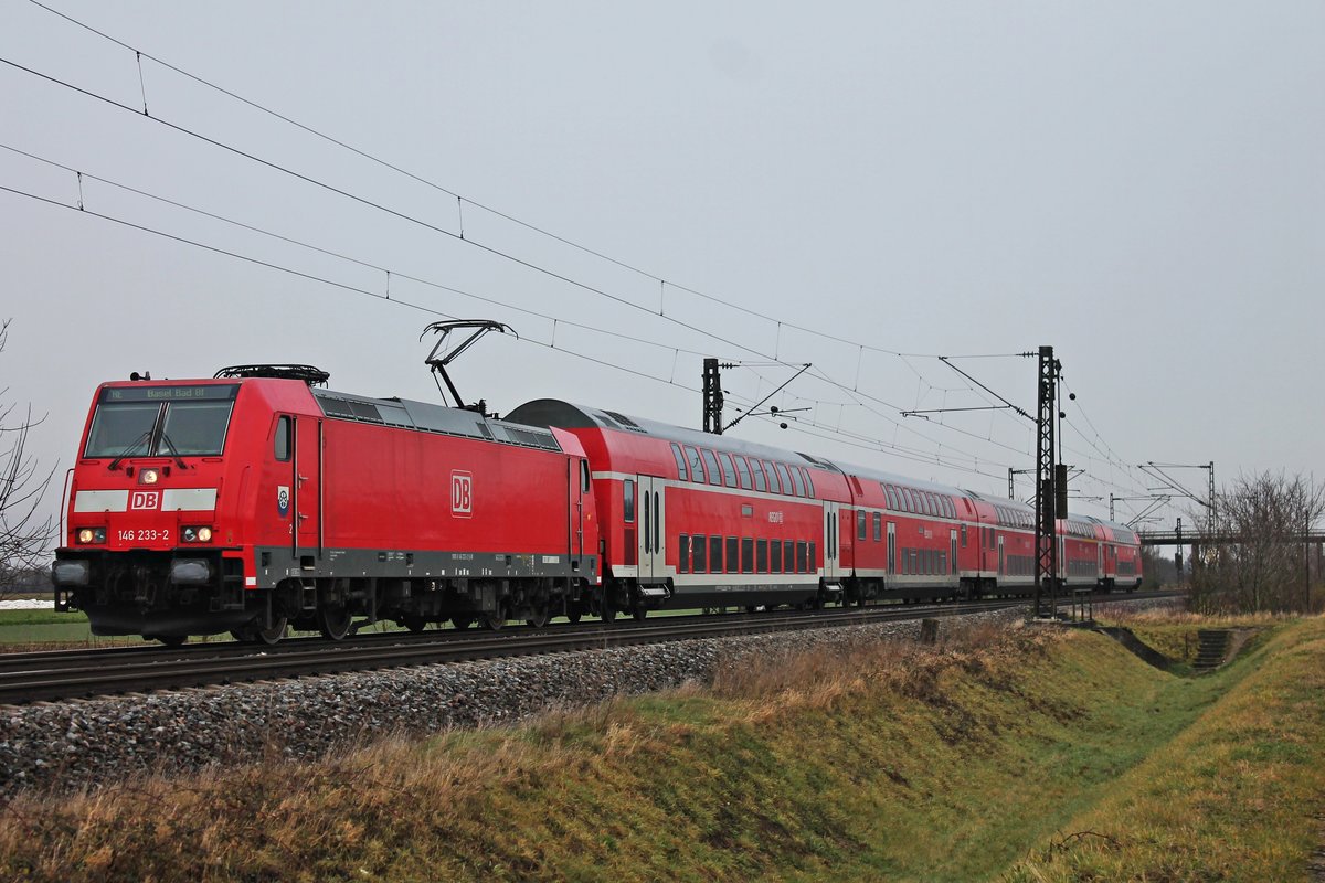 Mit einem RE (Offenburg - Basel Bad Bf) fuhr am Morgen des 20.12.2017 die 146 233-2  Donaueschingen  bei Hügelheim durchs Rheintal in Richtung Müllheim (Baden), wo sie ihren nächsten Zwischenhalt einlegen wird.