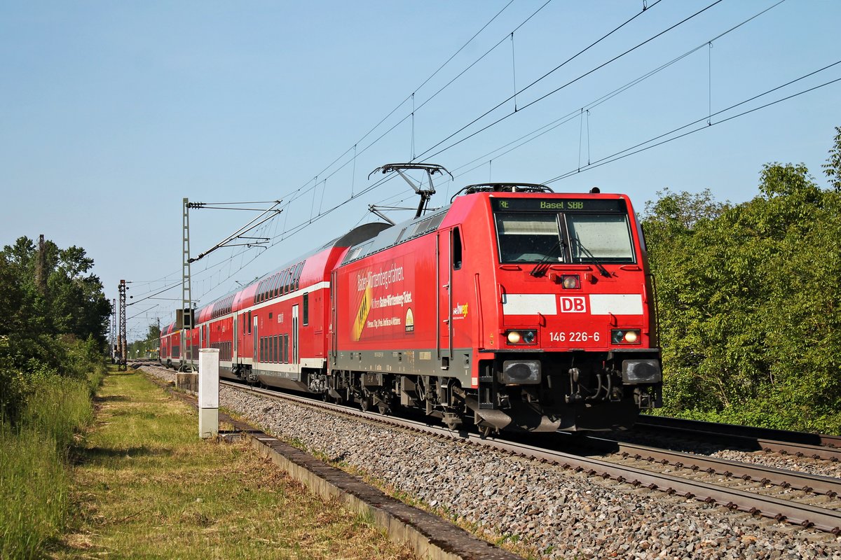 Mit einem RE (Offenburg - Basel SBB) fuhr am Nachmittag des 23.05.2019 die Freiburger 146 226-6  Baden Württemberg erfahren  südlich vom Haltepüunkt Buggingen über die Rheintalbahn in Richtung Müllheim (Baden).
