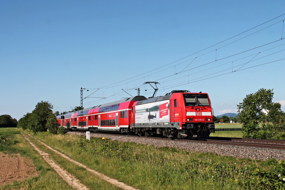 Mit einem RE (Offenburg - Basel SBB) fuhr am Nachmittag des 13.06.2019 die Freiburger 146 230-8  Radolfzell feiert 750 Jahre Stadtrecht  südlich von Buggingen über RHeintalbahn in Richtung Müllheim (Baden), wo sie ihren nächsten Zwischenhalt einlegen wird.
