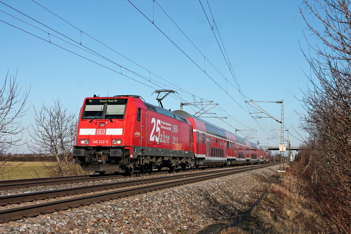Mit einem RE (Offenburg - Basel Bad Bf) fuhr am Mittag des 20.01.2020 die 146 222-5  25 Jahre RAB  bei Hügelheim über die Rheintalbahn in Richtung Müllheim (Baden), wo sie ihren nächsten Zwischenhalt einlegen wird.