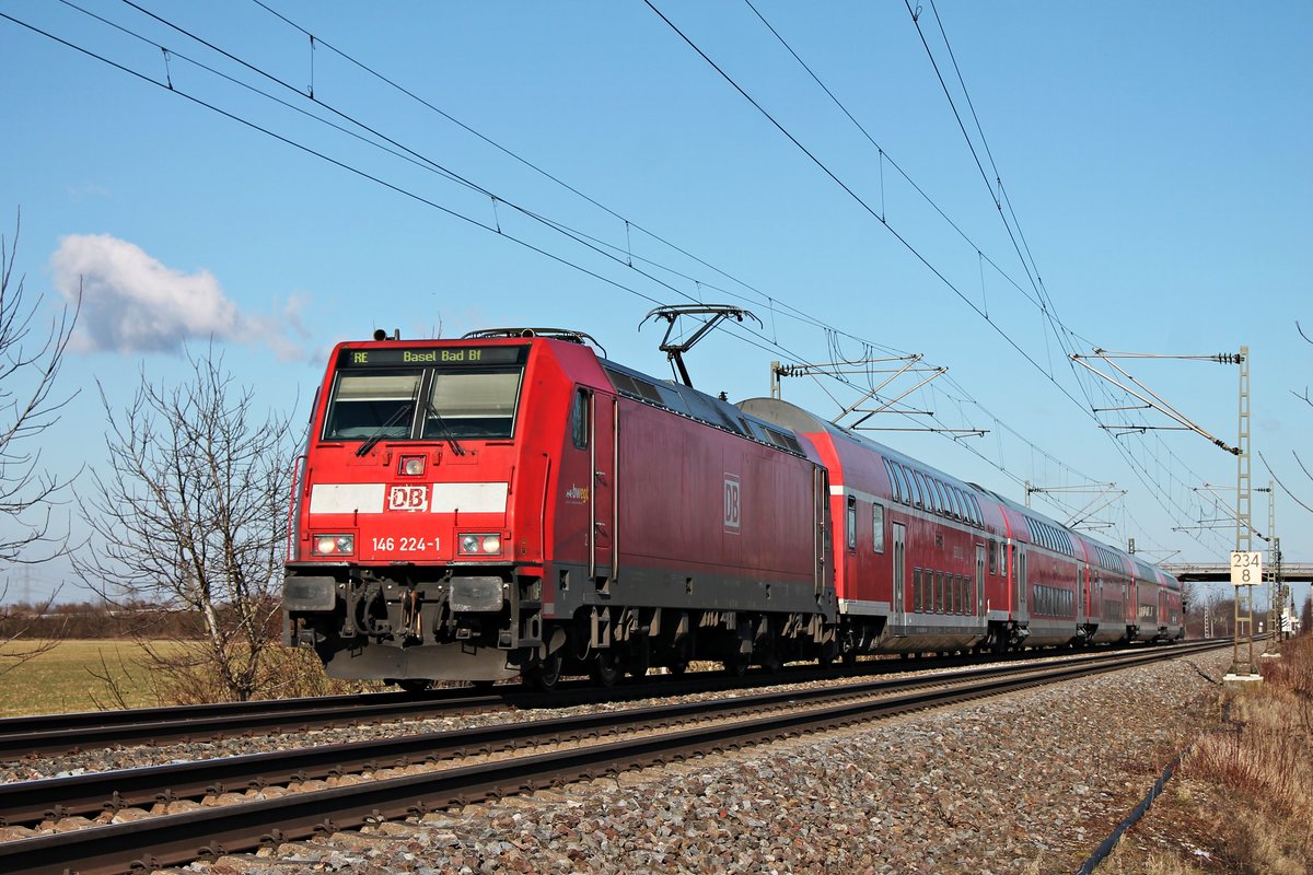 Mit einem RE (Offenburg - Basel Bad Bf) fuhr am frühen Nachmittag des 20.01.2020 die Freiburger 146 224-1 bei Hügelheim durchs Markgräflerland in Richtung Müllheim (Baden), wo sie ihren nächsten Zwischenahlt einlegen wird.