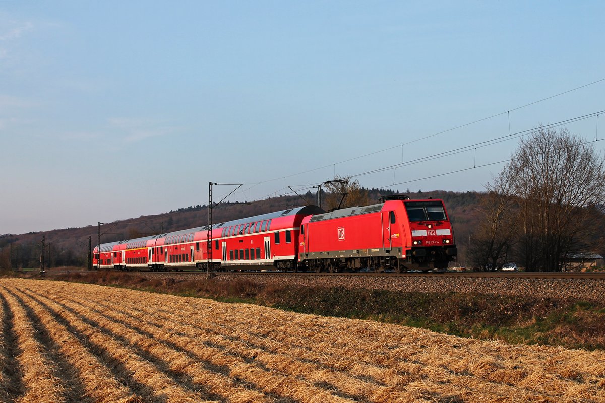 Mit einem RE (Offenburg - Basel Bad Bf) fuhr am Abend des 27.03.2020 die 146 213-4 bei Sexau am Schwarzwald vorbei über die Rheintalbahn in Richtung Denzlingen.