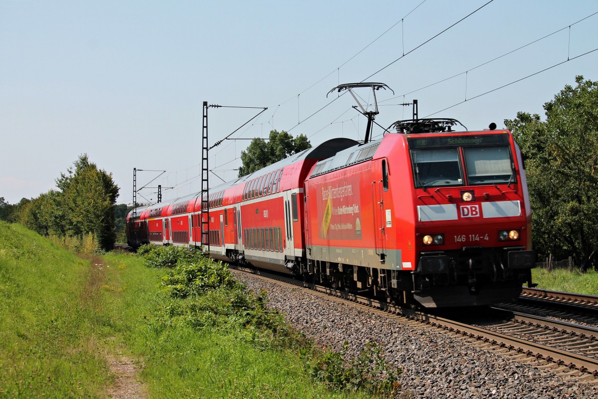 Mit einem RE (Offenburg - Schliengen) fuhr am 01.08.2014 die Freibruger 146 114-4  Baden Württemberg erfahren  bei Kollmarsreute zum nächsten Zwischenhalt in Denzlingen entgegen.
