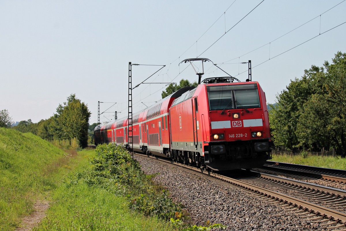 Mit einem RE (Offenburg - Schliengen) fuhr am 01.08.2014 die Freiburger 146 228-2 bei Kollmarsreute in Richtung Denzlingen.