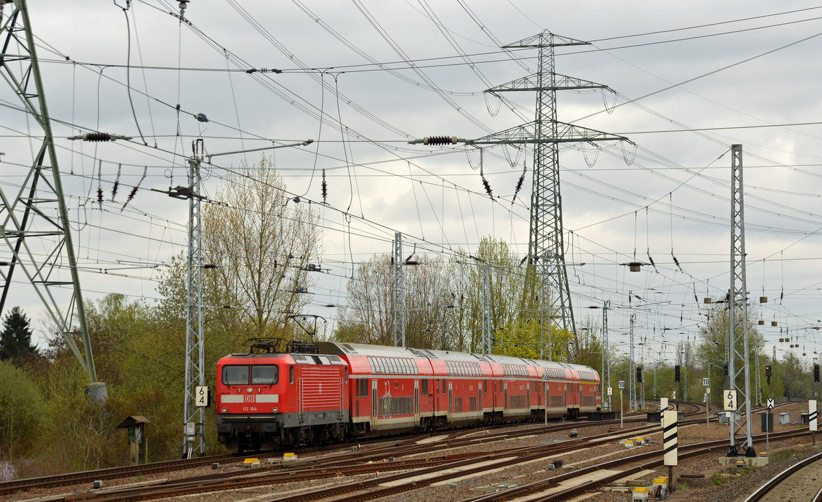 Mit einem RE von Schwedt(O) nach Berlin Hbf passiert 112 184 am 08.04.17 Friedrichsfelde Ost.
