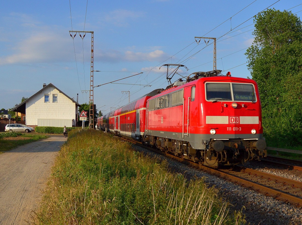 Mit einem RE4 nach Aachen ist die 111 011-3 hier in Wickrath am Dahlerweg zu sehen.10.6.2015