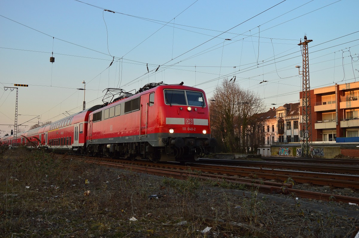 Mit einem RE4 Verstärkerzug nach Aachen Hbf ist hier die 111 040-2 bei der Ausfahrt zu sehen. 17.3.2016