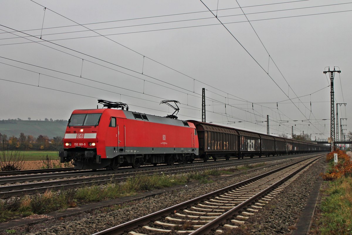 Mit einem Redbull-Ganzzug nach Bremerhaven fuhr am 29.11.2014 die Nürnberger 152 169-9 durch Müllheim (Baden) in Nördliche Richtung.