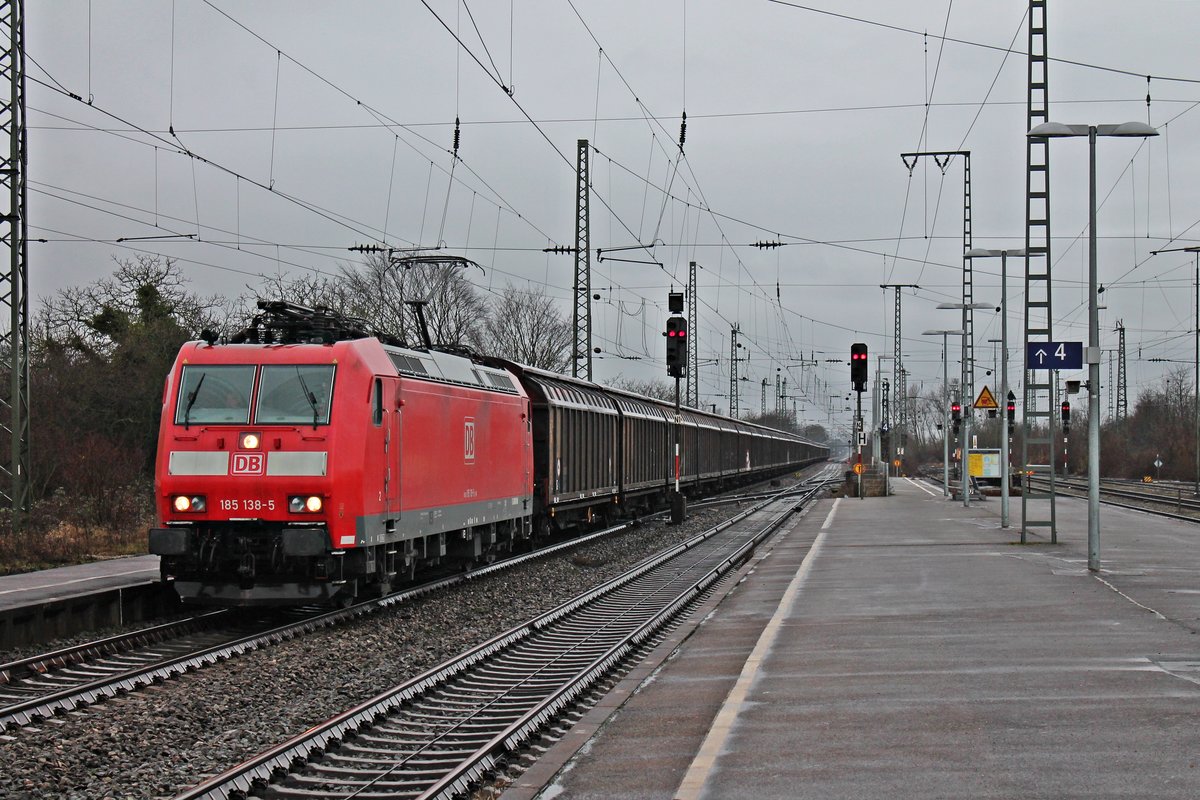 Mit einem Redbull-Zug (Bludenz - Bremerhaven) fuhr 185 138-5 am 17.01.2015 durch Müllheim (Baden) gen Norden.