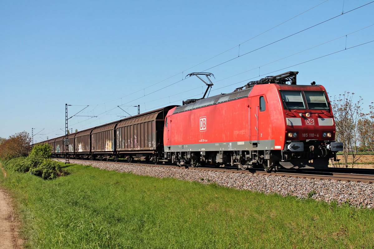 Mit einem  Redbull -Zug von Bludenz (AT) fuhr am 05.05.2016 die 185 110-4 auf der Rheintalbahn bei Hügelheim in Richtung Norden.