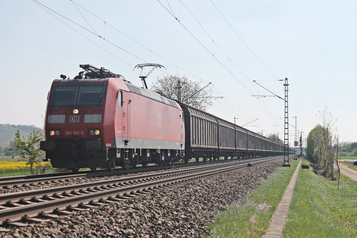 Mit einem  Redbull -Zug fuhr am 11.04.2017 die 185 100-5 bei Hügelheim durchs Rheintal in Richtung Freiburg (Breisgau).